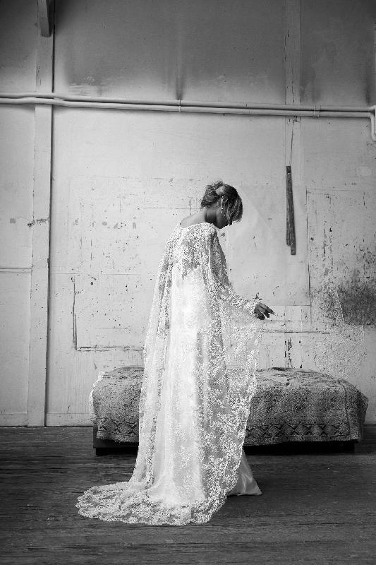 Robes de mariée Laure de Sagazan  : Modele CAPE DAGUERRE