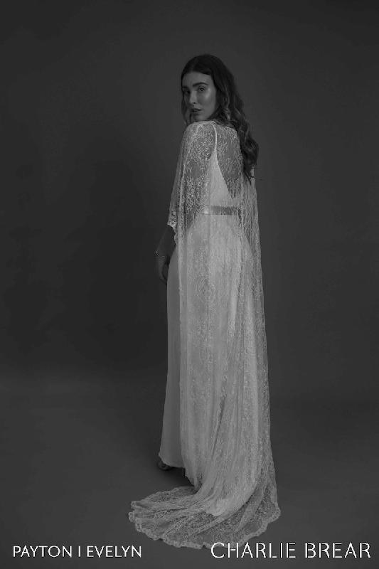 Robes de mariée Charlie Brear : Modele Cape Evelyn