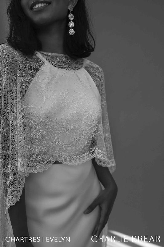 Robes de mariée Nos Archives : Modele Cape Evelyn (BORDEAUX)