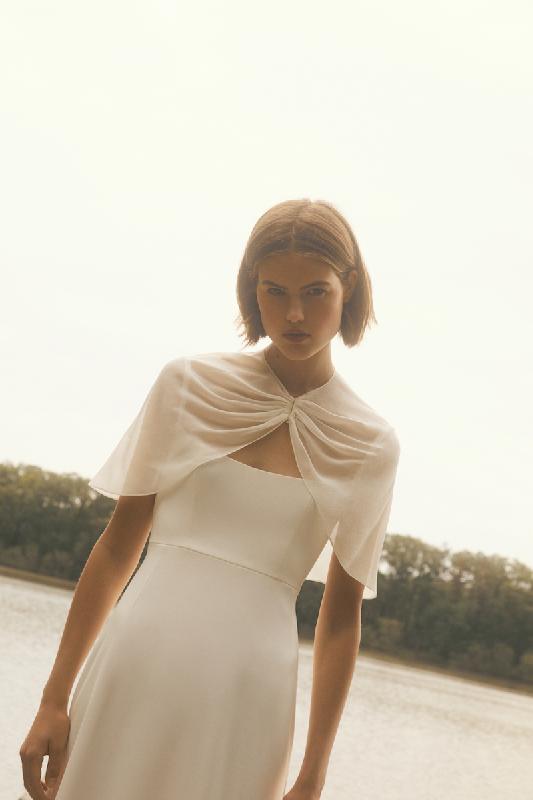 Robes de mariée Nos Archives : Modele Robe Greta et cape Lacus (BORDEAUX)